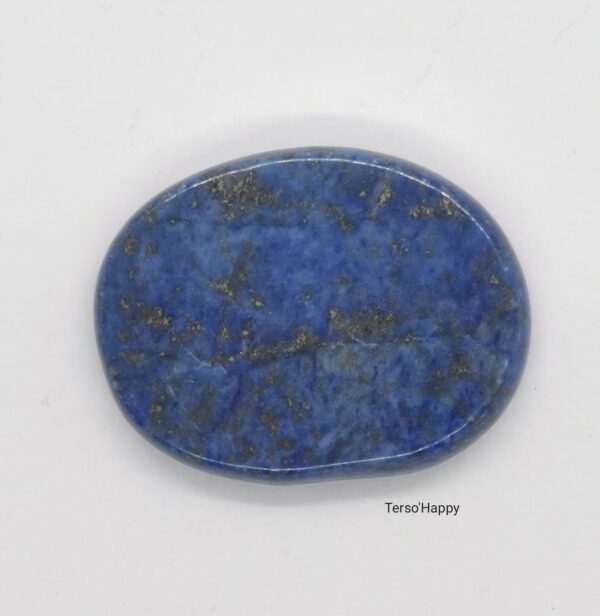 Galet poli, pierre plate de Lapis-lazuli. Pierre naturelle bleue et dorée