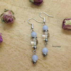 Boucles d'oreilles en pierres naturelles de Calcédoine bleue et de Cristal de roche. Perles et tiges en acier inoxydable.