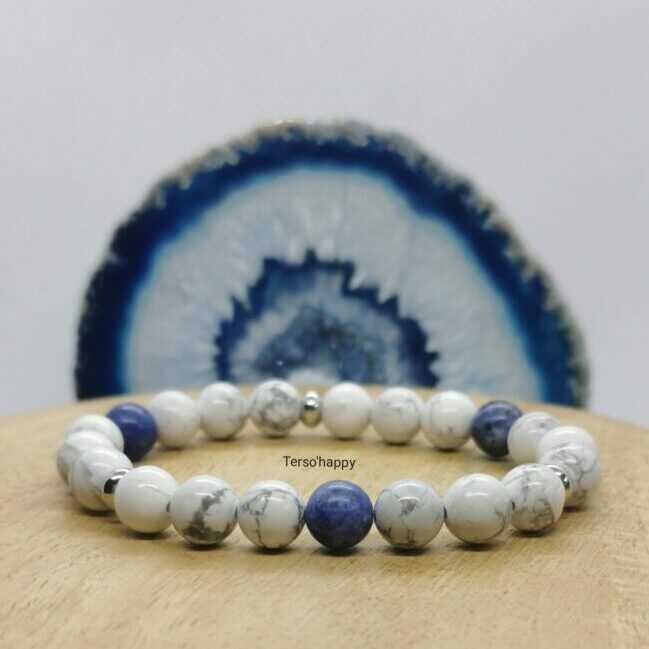 Bracelet personnalisé en pierres naturelles blanches et bleues: Howlite et sodalite. Perles intercalaires en acier inoxydable.