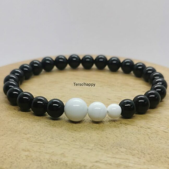 Bracelet personnalisé en pierres naturelles blanches et noires: Howlite et tourmaline.