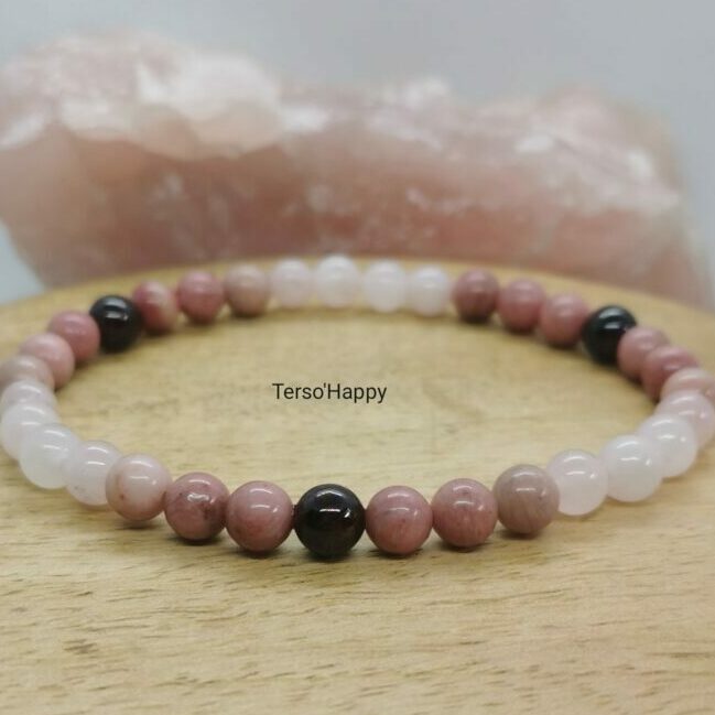 Bracelet personnalisé en pierres naturelles dégradé rose: grenat, rhodonite et quarte rose.