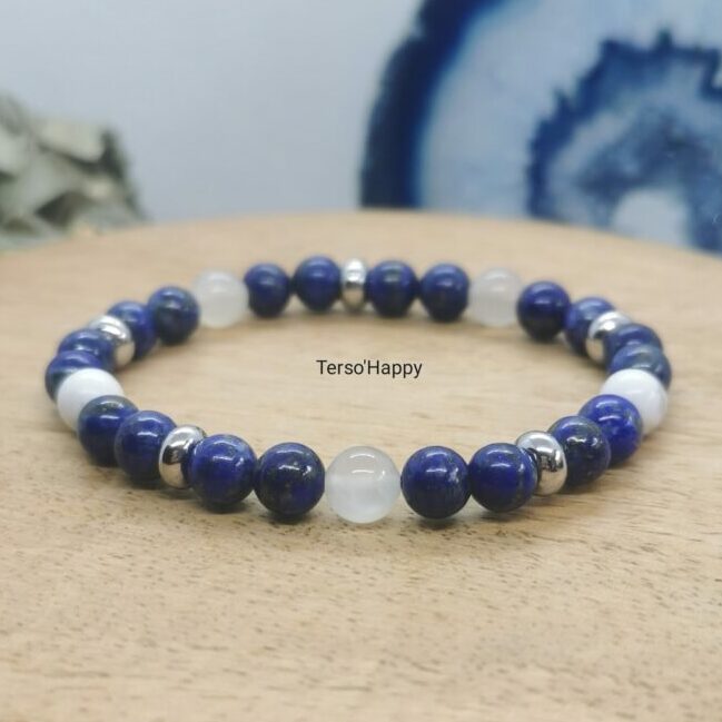 Bracelet personnalisé en pierres naturelles blanches et bleues: et blanches Howlite, pierre de lune blanche et lapis-lazuli. Perles intercalaires en acier inoxydable.