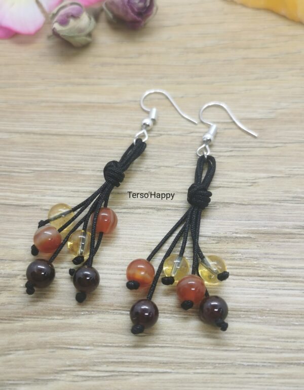 Boucles d'oreilles orange dégradé avec des perles naturelles de Grenat, de Cornaline et de Citrine. Fil de macramé