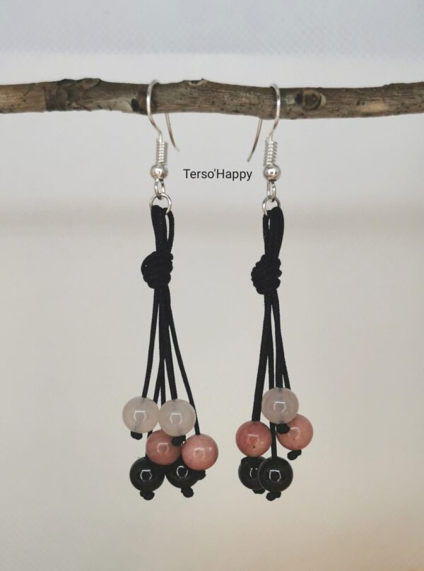 Boucles d'oreilles rose dégradé avec perles naturelles de Grenat, de Rhodonite et de Quartz rose.