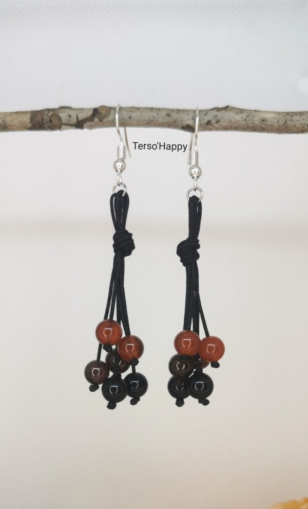 Boucles d'oreilles rouge dégradé avec perles naturelles d'Onyx, de Grenat et de Cornaline foncée.