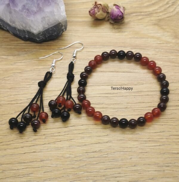 Bracelet et boucles d'oreilles rouge dégradé avec perles naturelles d'Onyx, de Grenat et de Cornaline foncée.