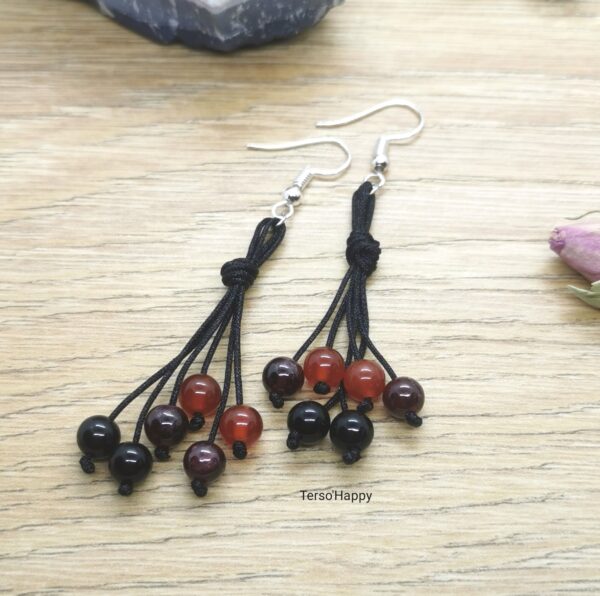 Boucles d'oreilles rouge dégradé avec perles naturelles d'Onyx, de Grenat et de Cornaline foncée.