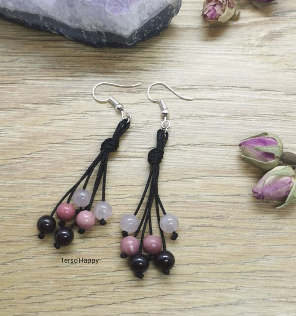 Boucles d'oreilles rose dégradé avec perles naturelles de Grenat, de Rhodonite et de Quartz rose.