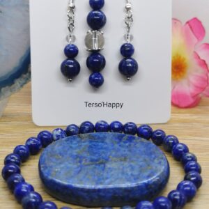 Coffret "Intuition", bijoux et accessoires en pierres naturelles de lapis-lazuli: pierre plate, porte-clé, bracelet et boucles d'oreilles assortis.