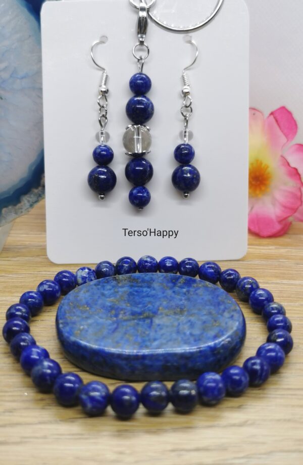 Coffret "Intuition", bijoux et accessoires en pierres naturelles de lapis-lazuli: pierre plate, porte-clé, bracelet et boucles d'oreilles assortis.