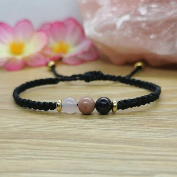 Bracelet personnalisé en pierres naturelles de grenat, de rhodonite et de quartz rose sur fil macramé