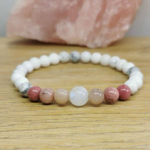 Bracelet personnalisé en pierres naturelles d'howlite, de rhodonite et pierre de lune