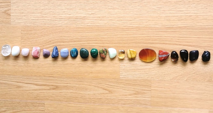 Pierres roulées 11 chakras alignées - litho- blog