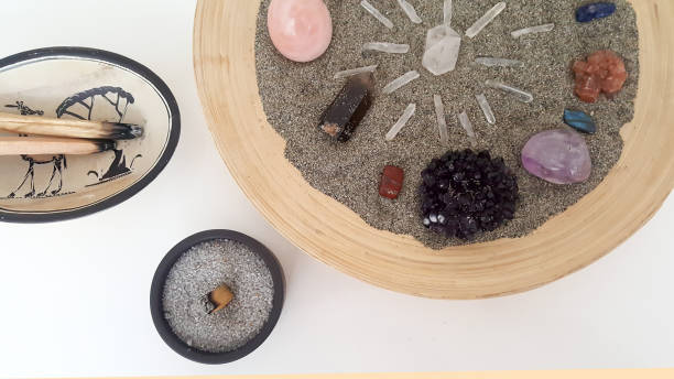 Photo de Pierres naturelles et de bois de Palo Santo - Article synergie lithothérapie et thérapies brèves