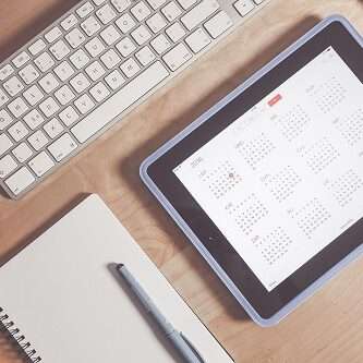 photo d'un clavier, d'un cahier et d'une tablette. Cours particuliers et accompagnement scolaire personnalisé