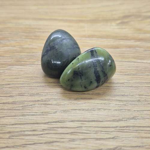 Jade nephrite pierre vert pistache nervures vertes Jade nephrite pierre anti-stress vert pistache nervures vertes