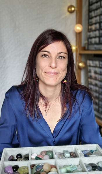 Marie SOTTER a propos photo de Marie SOTTER Terso'Happy avec ses pierres. A propos de la praticienne et de l'entreprise